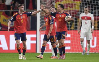 Hòa thót tim Thổ Nhĩ Kỳ, Tây Ban Nha lập kỷ lục và giành vé World Cup