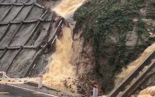 Sạt lở nguy hiểm, đèo An Khê chính thức bị phong tỏa