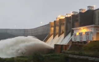 Clip: Nhiều hồ chứa ở Khánh Hòa xả lũ thêm 5 ngày, cảnh báo có nơi ngập 2m