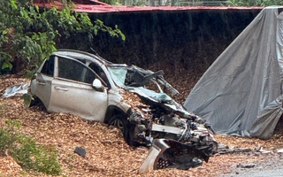 Lâm Đồng: Xe container lật đè trúng xe con, 5 người bị thương