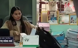 Phụ huynh đón con về khi Phó hiệu trưởng Đỗ Thị Hồng Huế xuất hiện trở lại trường