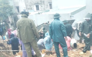 Sạt lở núi cuốn sập nhà dân ở Gia Lai, 2 người cao tuổi bị vùi lấp