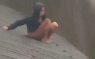 Cận cảnh lũ dữ nhấn chìm nhà cửa, người dân leo lên mái nhà kêu cứu