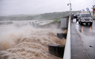 Thủy điện xả lũ kinh hoàng, hạ du ngập nặng