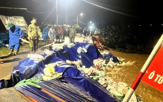 "Cuộc chiến" xuyên đêm của hơn 500 người lính cứu bờ kè trước miệng "hà bá"