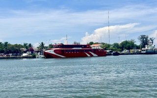 Tàu cao tốc tạm ngừng vận chuyển ra đặc khu Phú Quý