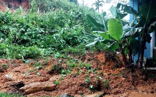 Hàng trăm học sinh, giáo viên phải di dời khẩn cấp vì sạt lở