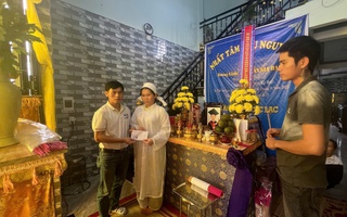 Chương trình "Trái tim miền Trung" đến với các gia đình nạn nhân lũ lụt ở Huế - Quảng Trị