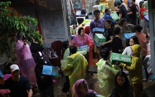 Người dân đội mưa, cùng nhau chuyển hàng cứu trợ kịp chuyến xe từ TP HCM ra miền Trung