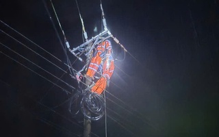 Gần 99% khách hàng miền Trung đã có điện trở lại sau lũ