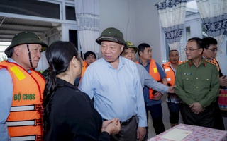 Tổng Bí thư Tô Lâm thăm hỏi, động viên và tặng quà người dân bị ảnh hưởng bởi lũ lụt ở Huế