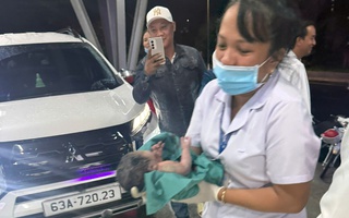 Sản phụ sinh con trên xe khách, may mắn được CSGT hỗ trợ nên an toàn