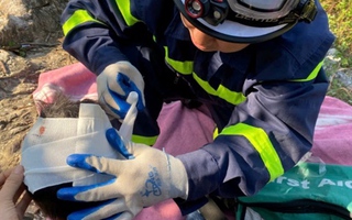 Đi chơi cùng gia đình, 2 cháu bé trượt chân rơi xuống hố sâu, bị mắc kẹt