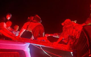 Giải cứu 33 người mắc kẹt trên xe khách giữa dòng nước chảy xiết