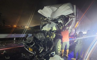 Tai nạn giao thông trên cao tốc, nam tài xế mắc kẹt trong cabin