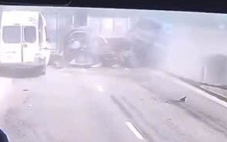 VIDEO: Nhiều xe ô tô tông nhau liên hoàn trên cao tốc Bắc - Nam