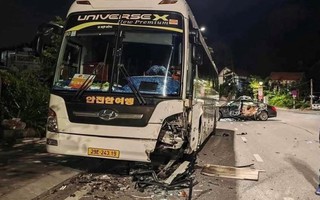 Xe sang Maybach S600 tông xe khách đỗ ven đường, một người tử nạn