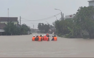 Mưa lũ vượt lịch sử ở miền Trung khiến 50 người chết và mất tích
