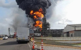 Cháy lớn kèm theo tiếng nổ tại cơ sở dầu khí trọng yếu của Venezuela