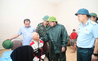 Ấm áp tình người trong lũ dữ