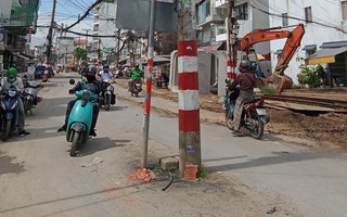 Sớm di dời trụ điện giữa đường