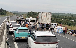 Xe chở hàng cứu trợ gặp nạn trên tuyến cao tốc Phan Thiết - Dầu Giây