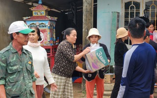 Nhà chưa ráo nước, người dân "rốn lũ" Huế rủ nhau hỗ trợ đồng bào Nam Trung bộ