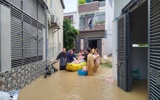 CLIP: Tiếp tục di dời khẩn cấp người dân còn ngập nặng ở Khánh Hòa