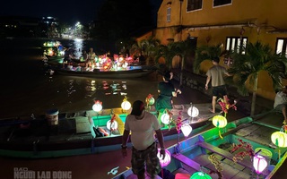 Foreign tourists flock to boat rides through floodwaters in Hoi An’s ancient town