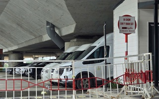 Bãi đỗ xe gầm cầu Trần Thị Lý vẫn bất chấp tối hậu thư, tiềm ẩn nguy cơ cháy nổ