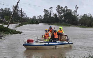 Xót xa hình ảnh CSGT vượt lũ, chở quan tài để kịp mai táng cho cháu bé