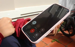 Những người con xa xứ mong chờ cuộc gọi hồi âm từ quê nhà ngập lụt