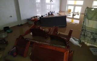Tâm lũ Nha Trang tan hoang, nhiều người dân phá mái nhà thoát thân