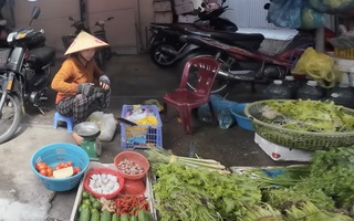 Chợ trống kệ, người dân Gia Lai phải “săn” từng bó rau nhỏ