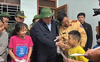 Phó Thủ tướng Thường trực Chính phủ Nguyễn Hòa Bình thăm hỏi người dân vùng lũ