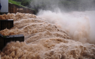 "Ai sẽ tư vấn để thủy điện xả lũ khi trời quang mây tạnh"?