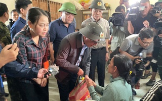 Thường trực Ban Bí thư và Bí thư Thành ủy TP HCM Trần Lưu Quang đến vùng lũ Khánh Hòa