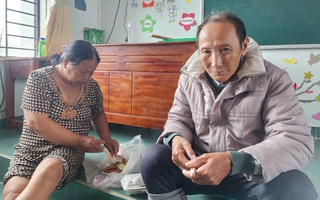 Khoảnh khắc sinh tử của 2 vợ chồng già giữa dòng lũ dữ