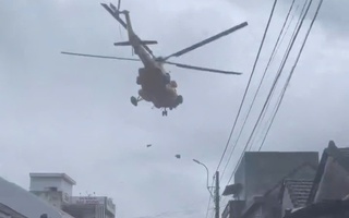 CLIP: Trực thăng thả nhu yếu phẩm, tiếp tế cho người dân bị cô lập