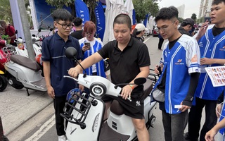 Doanh số xe máy điện tăng chóng mặt