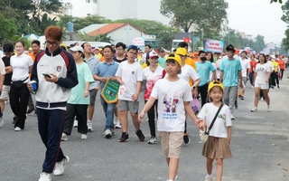 TPHCM: Hơn 3.000 người dân phường Đông Hưng Thuận đi bộ gây quỹ