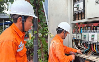 Chùm ảnh: Làm việc ngày đêm mong sớm khắc phục điện cho người dân vùng lũ