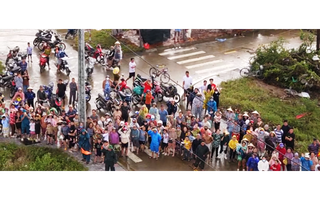 Trực thăng cứu trợ xã Hòa Mỹ, hàng trăm người dân mừng rỡ