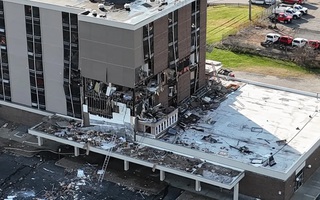 Nổ "kinh hoàng" ở chung cư người cao tuổi của Mỹ, người khuyết tật khổ sở thoát thân