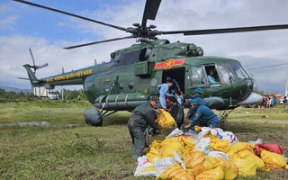 VIDEO: Không quân chở hơn 4 tấn hàng cứu trợ đồng bào khu vực lũ lụt miền Trung