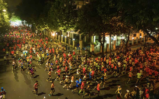 Giải chạy VnExpress Marathon Hanoi Midnight có gần 10.000 vận động viên tham dự