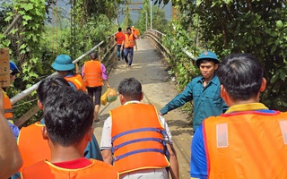 Khánh Hòa: Người dân xếp hàng, mặc áo phao để qua cầu treo sau lũ