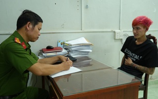 Người đàn ông tóc màu hồng khống chế phụ nữ để cướp tài sản