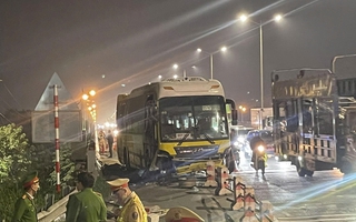 Xe khách tông xe máy trên cầu Thanh Trì, 2 người tử vong