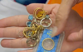 Túi vàng ‘đi lạc’ trong đồ cứu trợ và cái kết ấm lòng